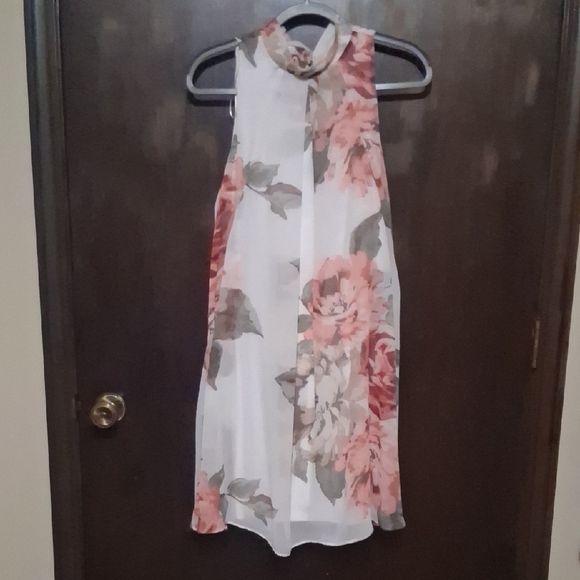 Robbie Bee Dresses & Skirts - Robbie Bee White and Pink Floral Dress